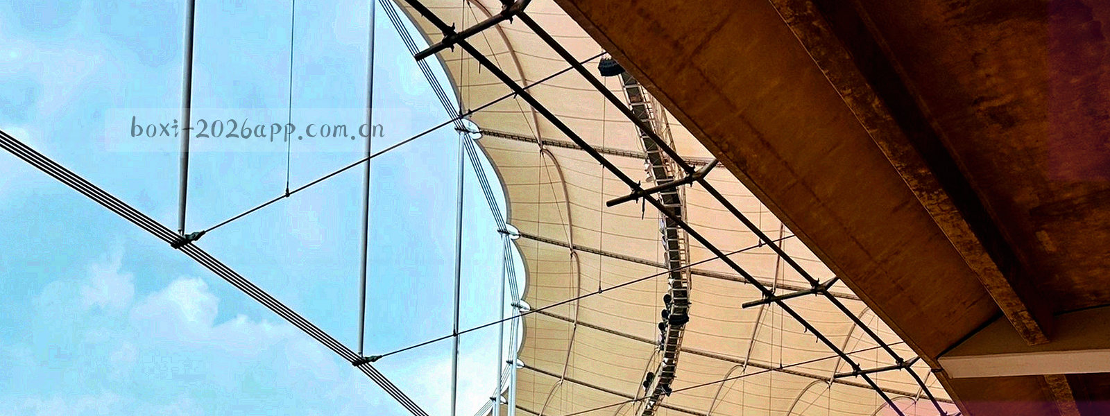 横向流动的数据条与红黄几何色块组成的抽象头图
